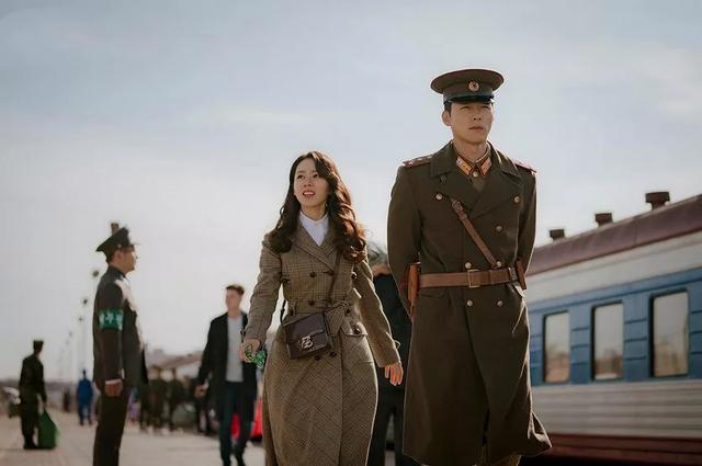 年末最热韩剧《爱的迫降》，同是军队题材，和《太阳的后裔》比你更